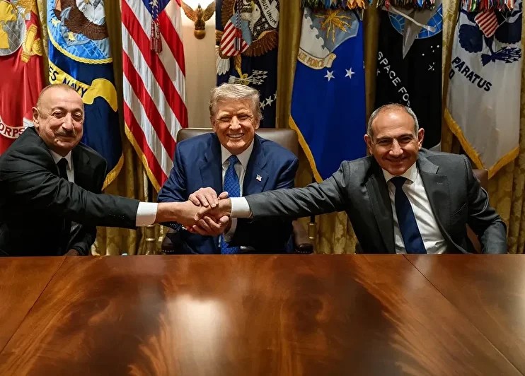Paşinyan’dan Trump’a teşekkür: Onur verici bir hediye 1 Ermenistan Başbakanı Nikol Paşinyan, Donald Trump’ın kendisine gönderdiği imzalı fotoğrafları sosyal medyada paylaşarak teşekkür etti.