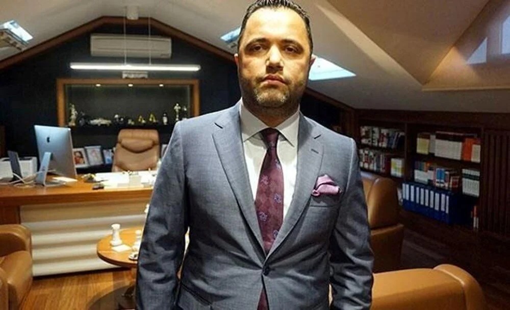 Ünlü avukat Rezan Epözdemir gözaltına alındı 1 Gözaltına alınan avukat Rezan Epözdemir’e rüşvet, siyasi-askeri casusluk ve FETÖ’ye yardım suçlamaları yöneltildi.