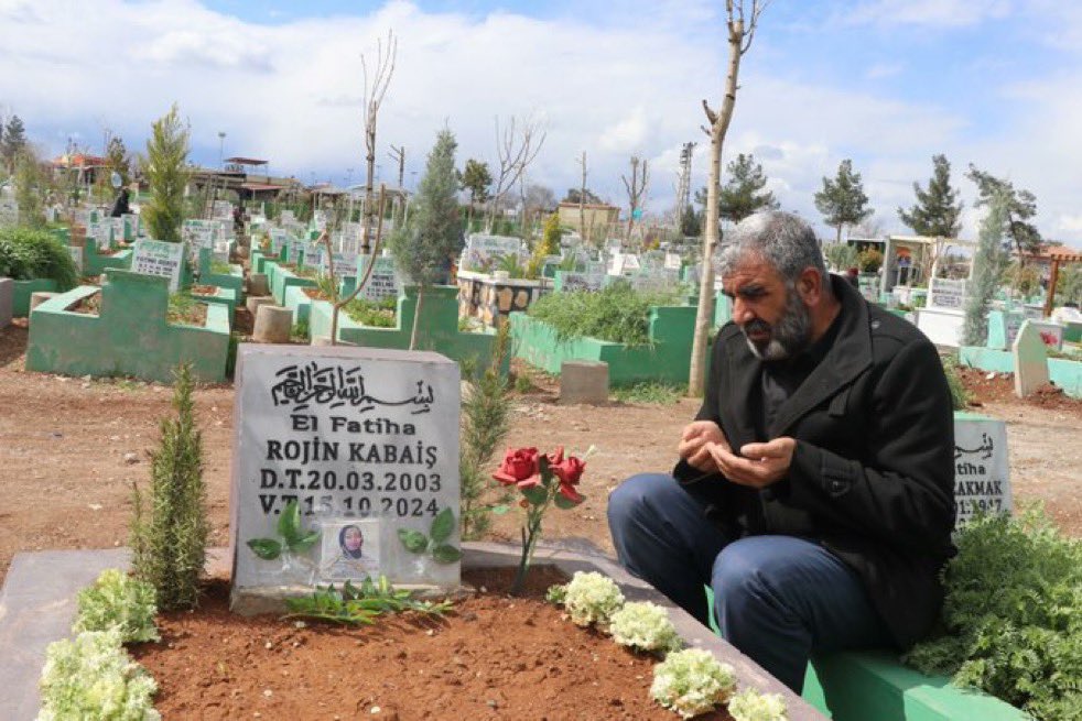 Rojin Kabaiş'in otopsisinde iki DNA bulundu 1 15 Ekim 2024’te göl kıyısında cansız bedeni bulunan Rojin Kabaiş’in otopsisinde iki farklı erkeğe ait DNA bulundu