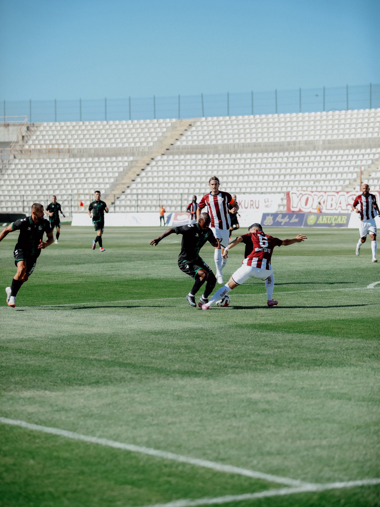 Sakaryaspor 10 kişiyle puanı kaptı 1 TFF 1. Lig'de Sakaryaspor, 57'de kaptanı Caner Erkin'in kırmızı kart gördüğü Bandırmaspor deplasmanında 1-1 berabere kaldı