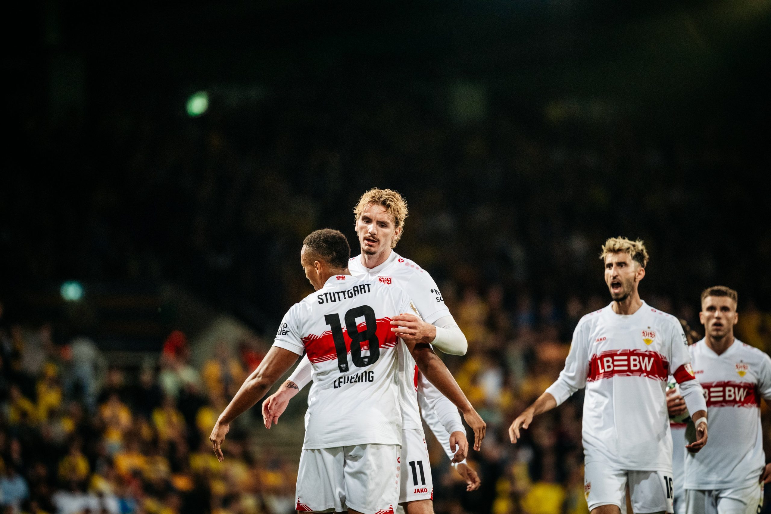 Almanya Kupası 1. Turu'nda Bundesliga temsilcisi Stuttgart, 2. Lig'den Braunschweig deplasmanında öldü öldü dirildi