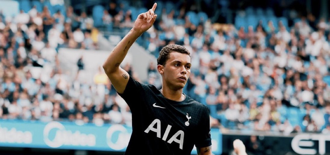 İngiltere Premier Lig'de Manchester City, kendi sahasında Tottenham'a 2-0 yenilerek büyük şok yaşadı