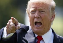ABD Başkanı Donald Trump, Beyaz Saray’ın yakın zamanda yenilenen Gül Bahçesi’nde taş zeminde oluşan 25 metrelik çizik nedeniyle müteahhidi kovdu.