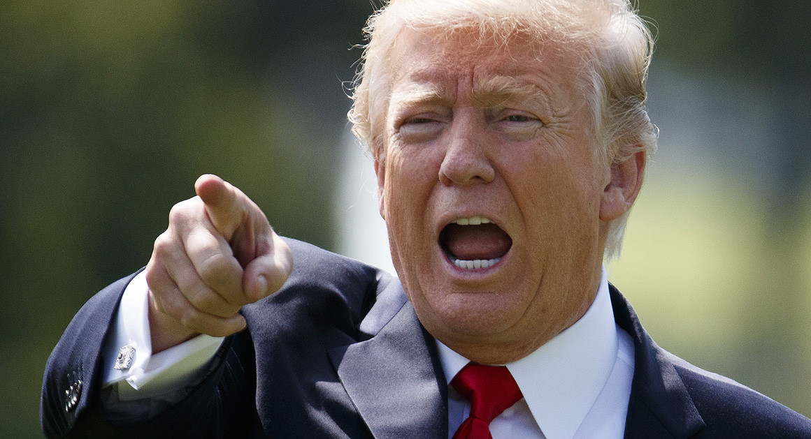 Trump, Beyaz Saray Gül Bahçesi’ndeki çizik için müteahhiti kovdu 1 ABD Başkanı Donald Trump, Beyaz Saray’ın yakın zamanda yenilenen Gül Bahçesi’nde taş zeminde oluşan 25 metrelik çizik nedeniyle müteahhidi kovdu.
