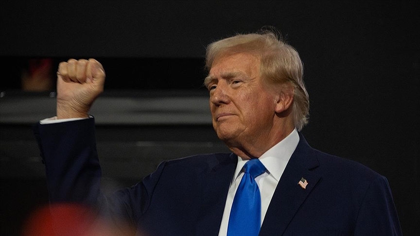 Trump’tan federal araştırma fonlarında siyasi denetim hamlesi 1 ABD Başkanı Donald Trump, milyarlarca dolarlık federal hibelerin siyasi atamalarla denetlenmesini öngören kararnameyi imzaladı.