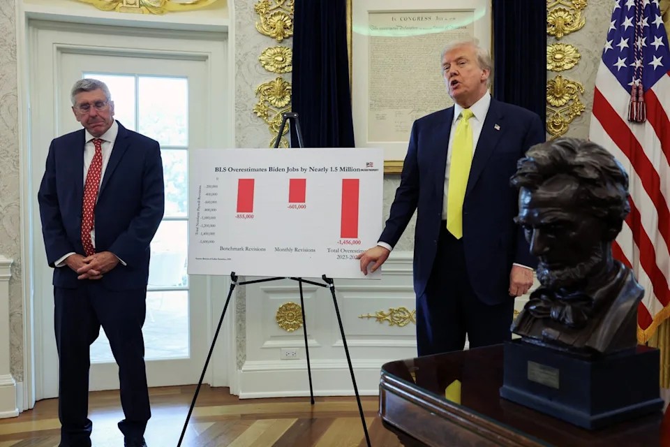 ABD Başkanı Donald Trump, Oval Ofis’te düzenlediği beklenmedik bir toplantıyla gazetecilerin karşısına çıktı.