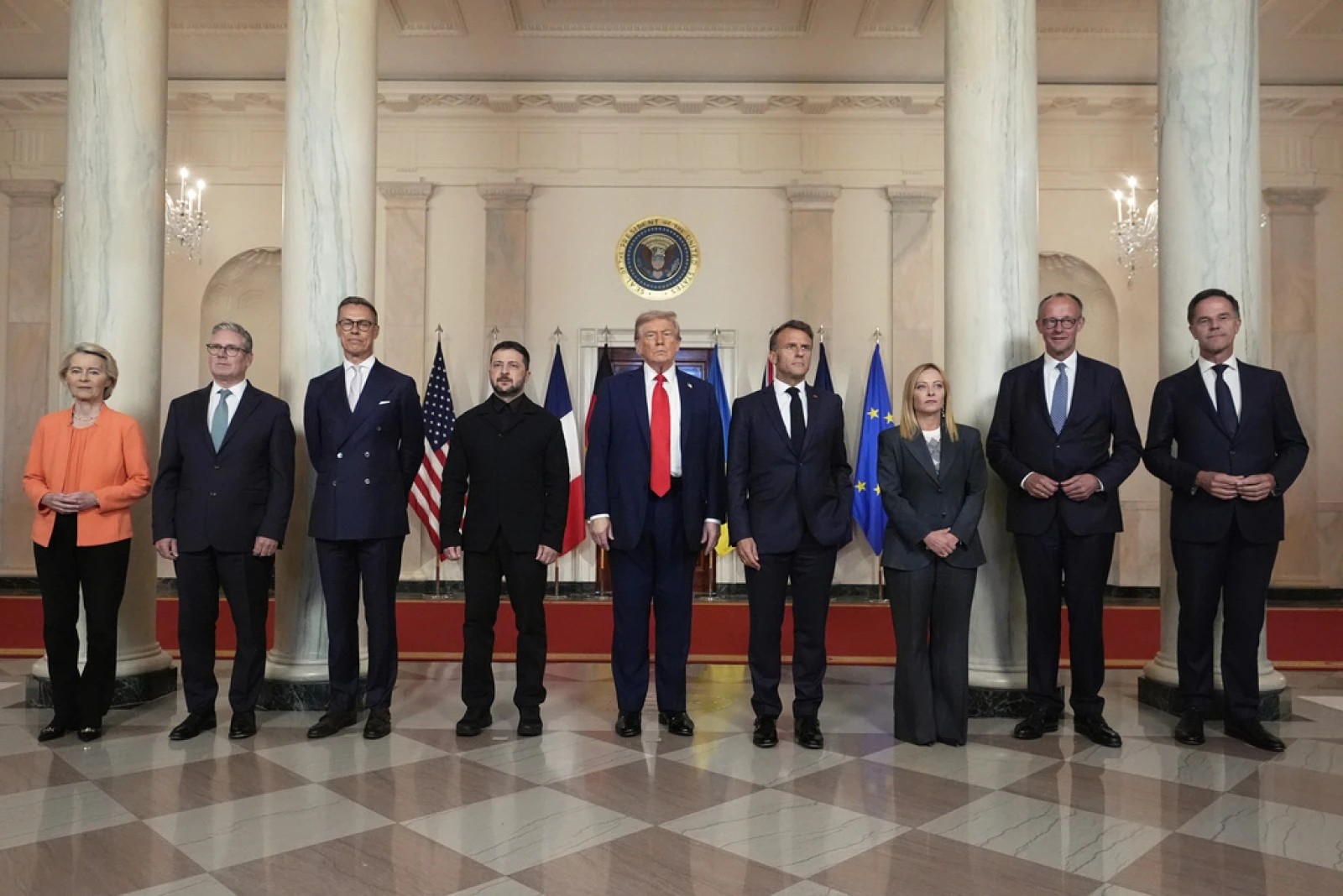Trump ve Zelenski Beyaz Saray’da barış için bir araya geldi 1 ABD Başkanı Donald Trump ile Ukrayna Devlet Başkanı Volodimir Zelenski, Beyaz Saray’daki kritik görüşmede savaşın sona erdirilmesi için umutlu mesajlar verdi.