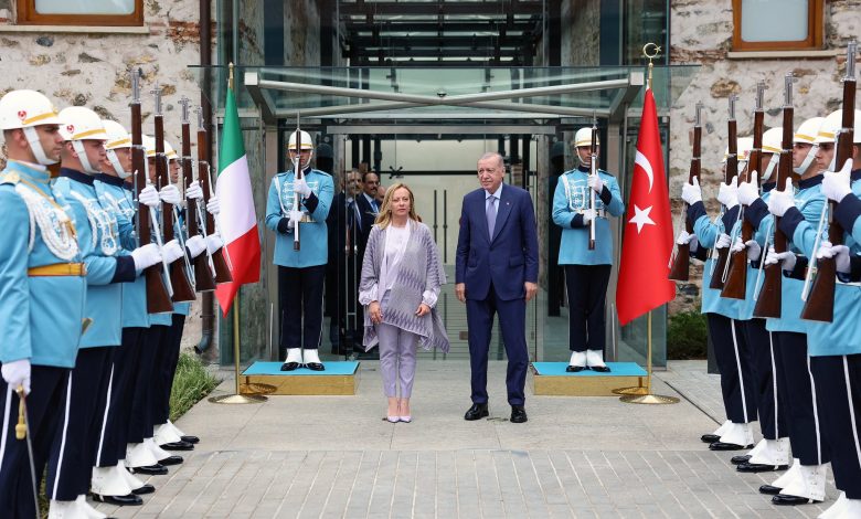 Cumhurbaşkanı Erdoğan, Giorgia Meloni'yi ağırladı 5 Cumhurbaşkanı Recep Tayyip Erdoğan, İtalya Başbakanı Giorgia Meloni ve Libya Ulusal Birlik Hükümeti Başbakanı Abdulhamid Dibeybe'yi Türkiye, İtalya ve Libya İşbirliği Zirvesi kapsamında kabul etti