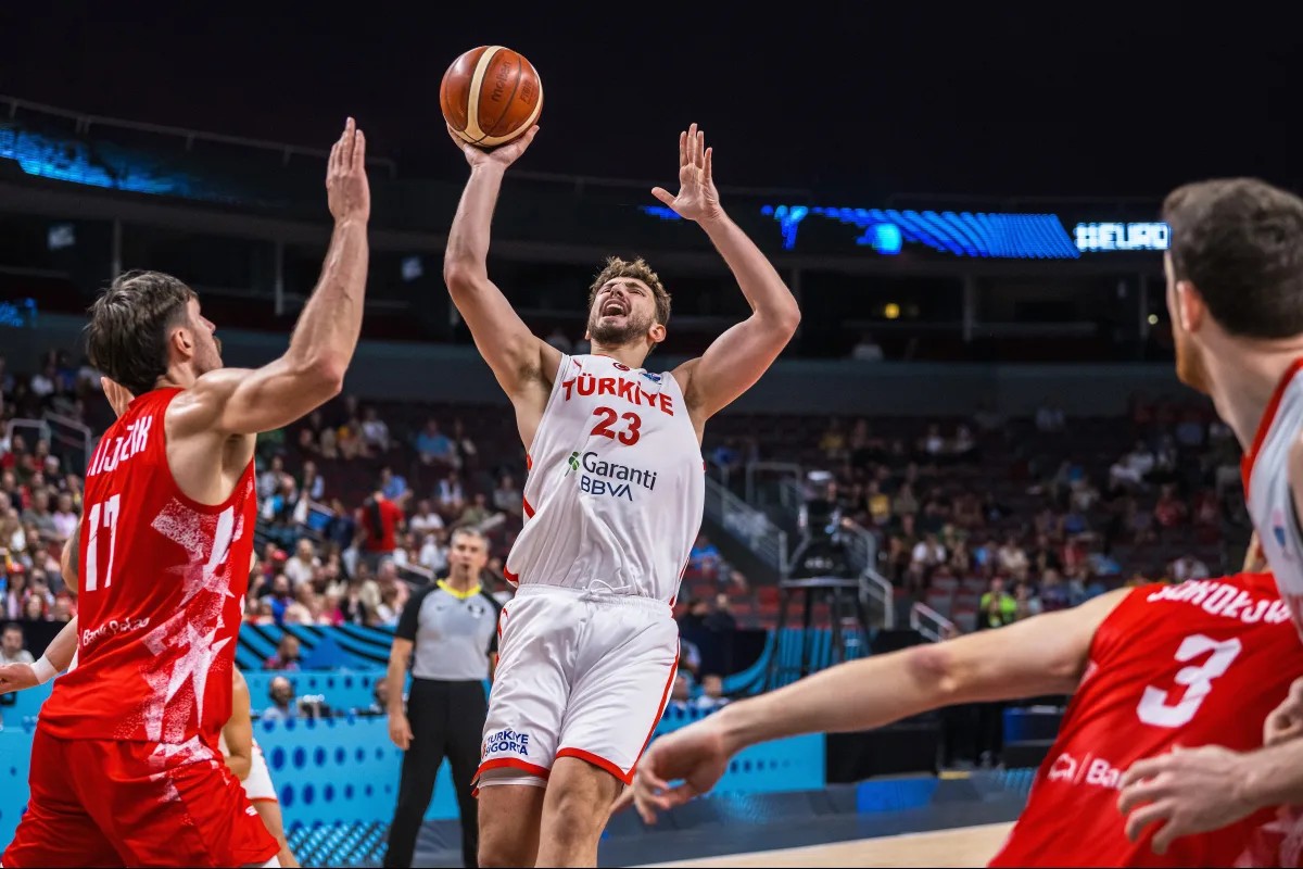 12 Dev Adam, 24 yıl sonra yarı finalde 1 Polonya'yı farklı yenen 12 Dev Adam, Avrupa Basketbol Şampiyonası'nda 2001'den bu yana ilk kez yarı finale kaldı