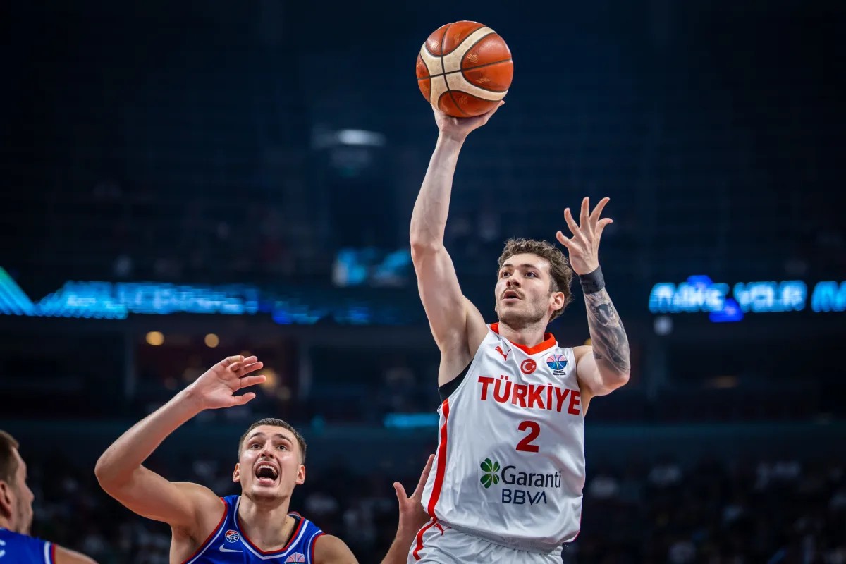 12 Dev Adam, Sırbistan ile çarpıştı ve kazandı 1 12 Dev Adam, Avrupa Basketbol Şampiyonası A Grubu'nda Sırbistan karşısında adeta final maçına çıktı