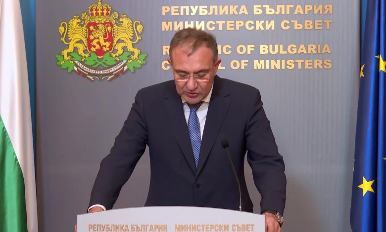 Bulgaristan’a Dönene 5000 Euro Destek 11 Bulgaristan Çalışma ve Sosyal Politika Bakanı Borislav Gutsanov, Bakanlar Kurulunun olağan toplantısının ardından basına yaptığı açıklamasında, “Bulgaristan hükümeti, yurt dışındaki Bulgar vatandaşlarının ülkeye dönmesini teşvik etmek amacıyla 'Bulgaristan’ı Seçiyorum' adlı bir program başlattı.