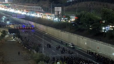 CHP İstanbul'da gerginlik artıyor 11 Cumhuriyet Halk Partisi (CHP) İstanbul İl Başkanlığı'na kayyım olarak atanan Gürsel Tekin'in binaya gideceğini açıklamasının ardından polis binayı abluka altına aldı