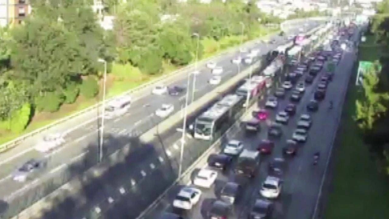 Acıbadem’de metrobüsler çarpıştı
