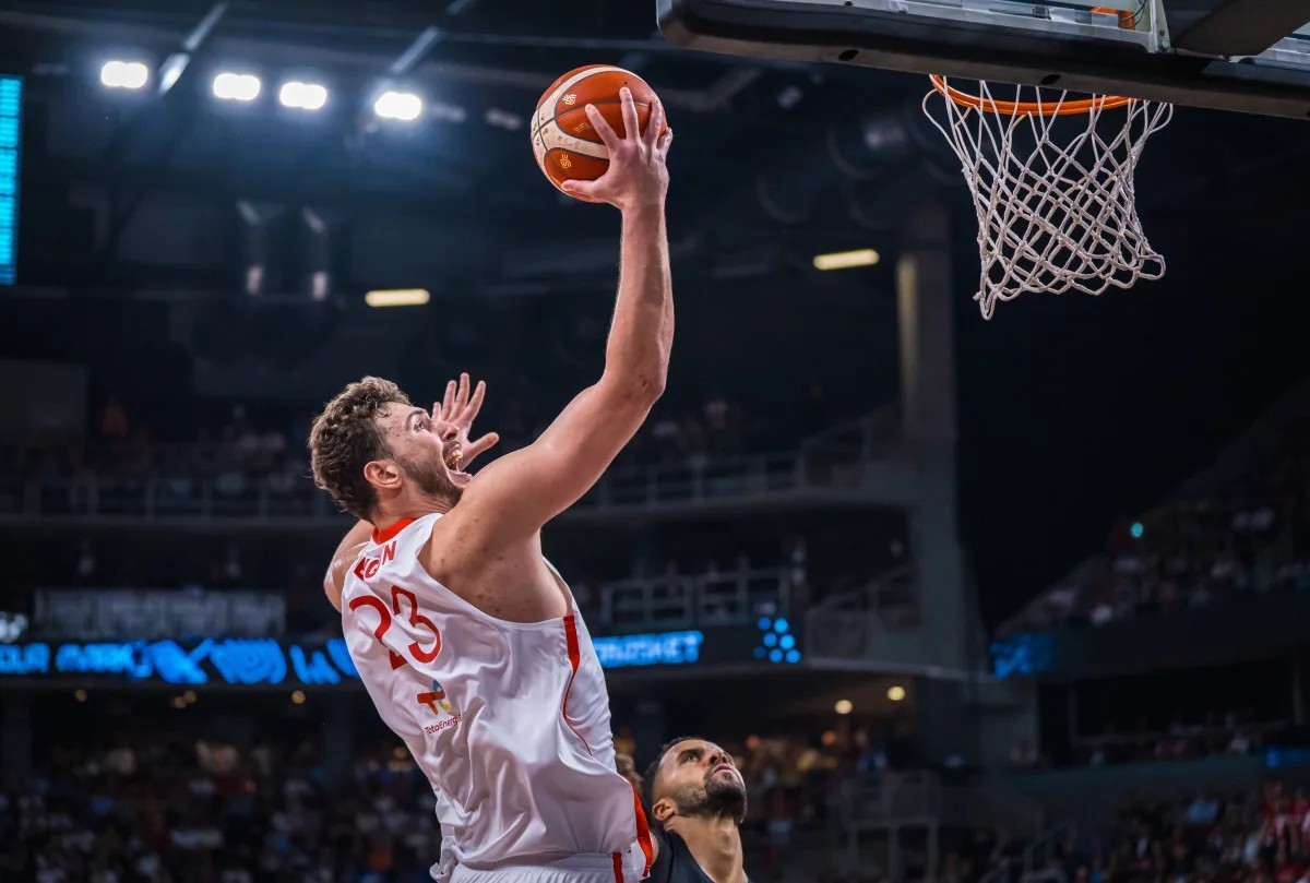12 Dev Adam kıl payı kaçırdı 1 Avrupa Basketbol Şampiyonası finalinde Almanya'ya son anda kaybeden 12 Dev Adam, tarihinin ikinci ikinciliğini elde etti