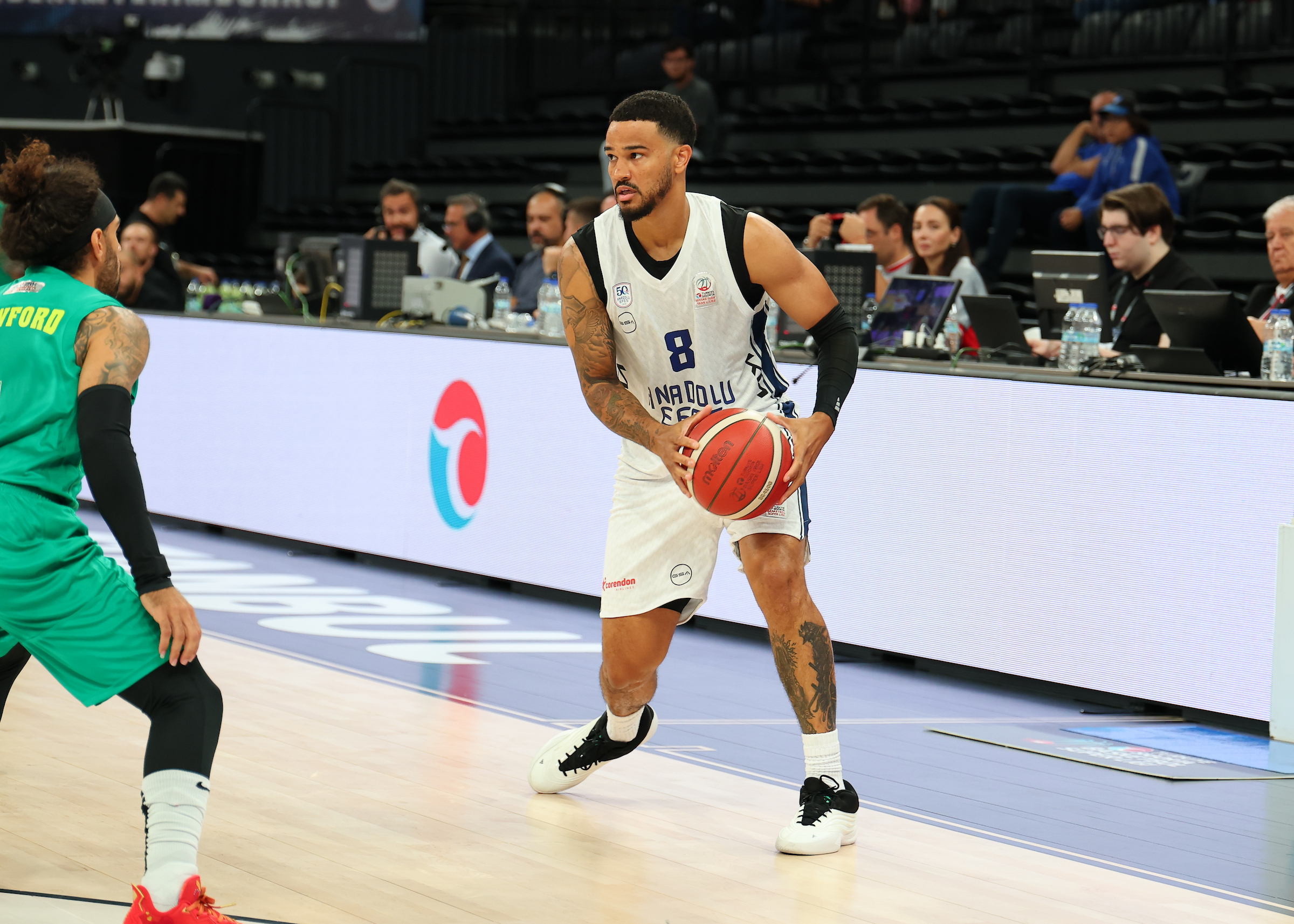 Anadolu Efes ezerek başladı 1 Türkiye Sigorta Basketbol Erkekler Süper Ligi'nde 2025-26 sezonunun ilk maçında Anadolu Efes, Esenler Erokspor'u affetmedi