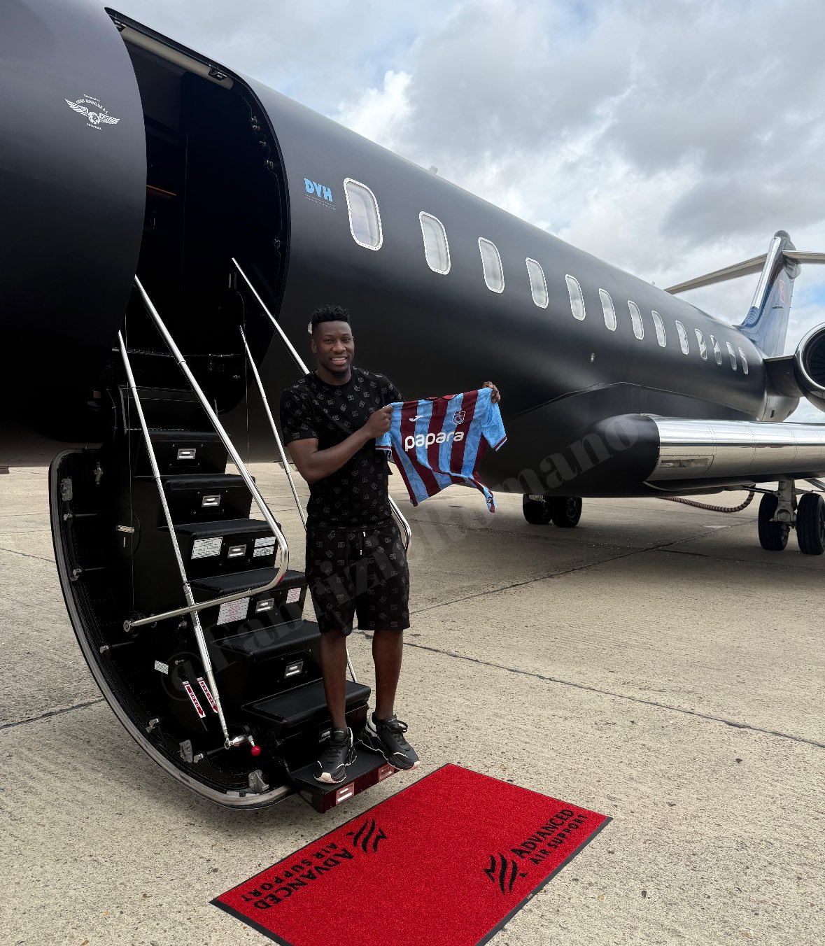Andre Onana'ya kral karşılama 1 Trabzonspor'un Uğurcan Çakır'ın yerine transfer ettiği kaleci Andre Onana ve ailesini bordo-mavili taraftarlar bağrına bastı