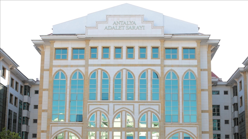 Antalya Büyükşehir Belediyesi’nde rüşvet operasyonu: 17 kişi gözaltında 1 Antalya Büyükşehir Belediyesi’ne yönelik yürütülen rüşvet soruşturmasında yeni bir operasyon düzenlendi.
