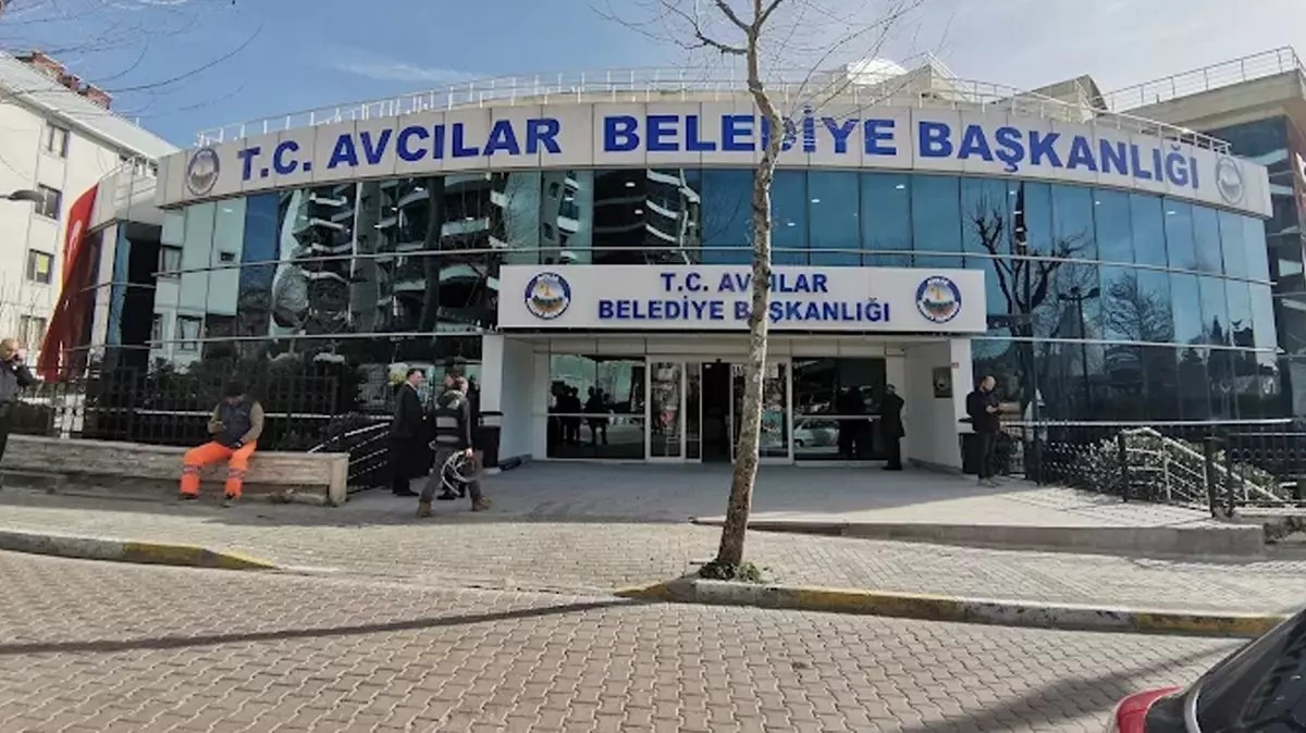 Avcılar ve Beşiktaş belediyelerinde operasyon 1 İstanbul Cumhuriyet Başsavcılığı’nın İBB’ye yönelik yürüttüğü soruşturma kapsamında Avcılar ve Beşiktaş belediyelerine operasyon düzenlendi.