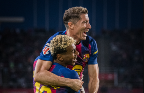 İspanya'da yeni lider Barcelona 1 İspanya Ligi'nde Barcelona, Real Sociedad'ı yenerek Atletico Madrid'e kaybeden Real Madrid'in yerine zirveye oturdu