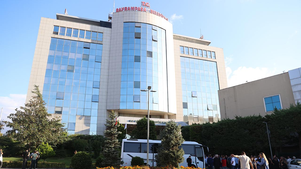 Bayrampaşa Belediyesine yolsuzluk operasyonu 1 Bayrampaşa Belediyesi’ne yönelik yolsuzluk soruşturmasında gözaltına alınan 48 kişi, emniyetteki işlemlerinin ardından İstanbul Adliyesi’ne sevk edildi.