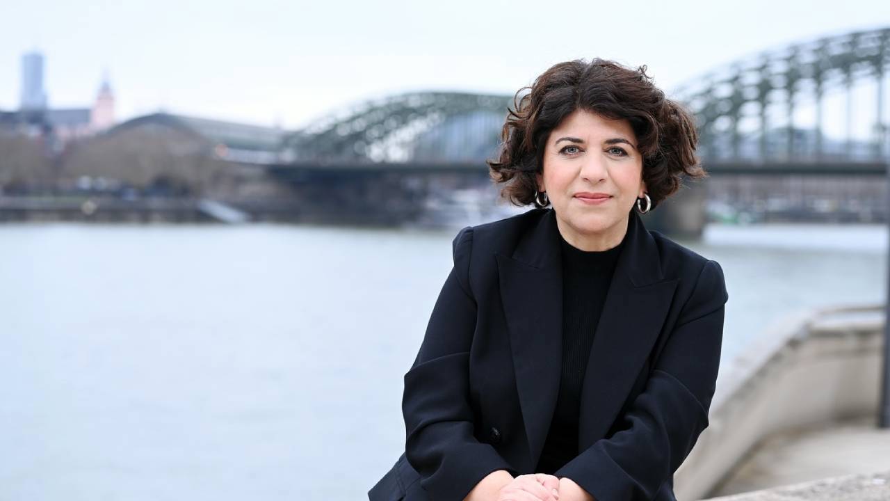 Köln'de Türk adayın zaferi: Berivan Aymaz 1 Köln Büyükşehir Belediye Başkanlığı seçiminin ilk turunu Bingöllü kadın aday Berivan Aymaz 6 puan farkla birinci bitirdi