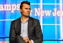 ABD’li muhafazakâr aktivist Charlie Kirk’ün Utah’taki konuşması sırasında öldürülmesine ilişkin soruşturmada, 22 yaşındaki Tyler Robinson cinayet suçlamasıyla gözaltına alındı.