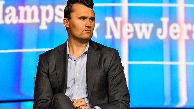 Charlie Kirk suikastının şüphelisi yakalandı 10 ABD’li muhafazakâr aktivist Charlie Kirk’ün Utah’taki konuşması sırasında öldürülmesine ilişkin soruşturmada, 22 yaşındaki Tyler Robinson cinayet suçlamasıyla gözaltına alındı.