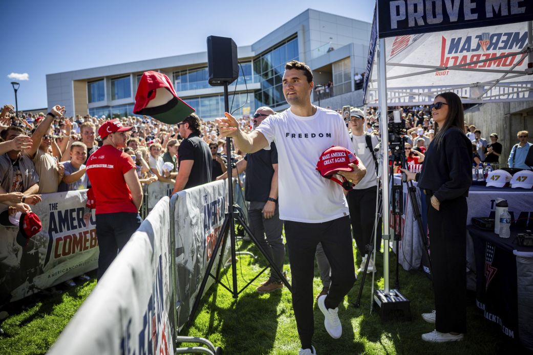 Trump’ın yakın müttefiki Charlie Kirk kurtarılamadı 1 ABD’de muhafazakâr yorumcu ve siyasi aktivist Charlie Kirk, Utah Valley Üniversitesi’nde konuşma yaptığı sırada silahlı saldırıya uğrayarak hayatını kaybetti.