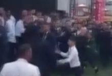 Esenyurt’ta düzenlenen CHP İlçe Kongresi, iki adayın destekçileri arasında çıkan tartışmanın yumruklu kavgaya dönüşmesiyle kaosa sahne oldu.