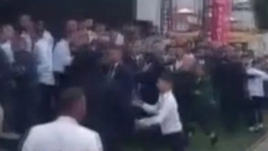 CHP Esenyurt İlçe Kongresi’nde yumruklu kavga çıktı 2 Esenyurt’ta düzenlenen CHP İlçe Kongresi, iki adayın destekçileri arasında çıkan tartışmanın yumruklu kavgaya dönüşmesiyle kaosa sahne oldu.