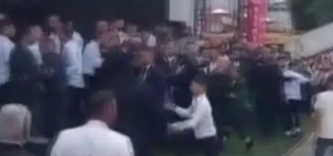 CHP Esenyurt İlçe Kongresi’nde yumruklu kavga çıktı 1 Esenyurt’ta düzenlenen CHP İlçe Kongresi, iki adayın destekçileri arasında çıkan tartışmanın yumruklu kavgaya dönüşmesiyle kaosa sahne oldu.