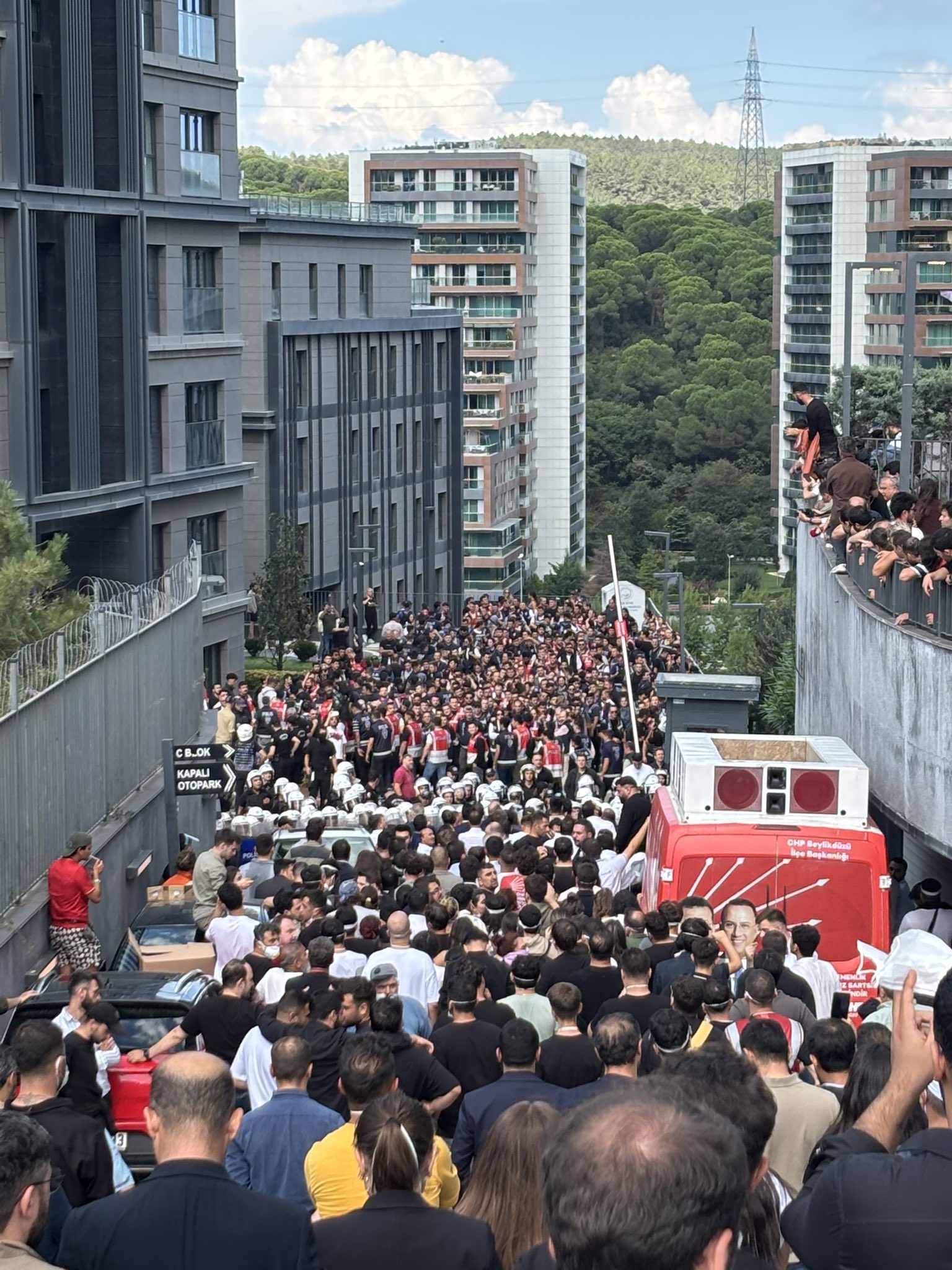 CHP, İstanbul İl binasını kapattı
