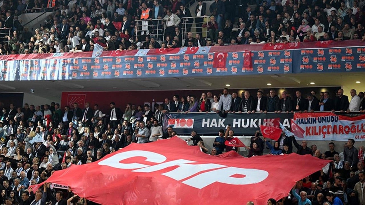 CHP’de kurultay davası ertelendi 1 CHP’nin 38. Olağan ve 21. Olağanüstü Kurultaylarının iptaline ilişkin davada duruşma 24 Ekim’e ertelendi.