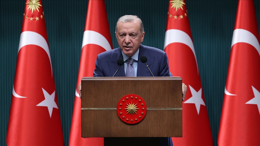 Cumhurbaşkanı Erdoğan:“Türkiye’yi yüksek gelirli ülkeler ligine taşıyacağız 1 Cumhurbaşkanı Recep Tayyip Erdoğan, Kabine toplantısı sonrası yaptığı açıklamada gündemdeki saldırıya değinerek şehit polislere rahmet diledi.