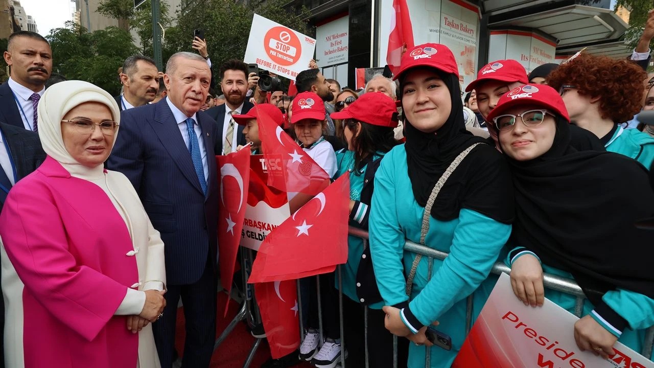 Cumhurbaşkanı Erdoğan, New York’ta Türkevi’nde sevgi gösterileriyle karşılandı 1 Cumhurbaşkanı Erdoğan’dan Trump’a yanıt