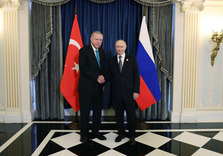 Cumhurbaşkanı Erdoğan, Çin’de Putin ile görüştü 1 Cumhurbaşkanı Erdoğan, Şanghay İşbirliği Örgütü Zirvesi kapsamında bulunduğu Çin’de Rusya Devlet Başkanı Vladimir Putin ile bir araya geldi.
