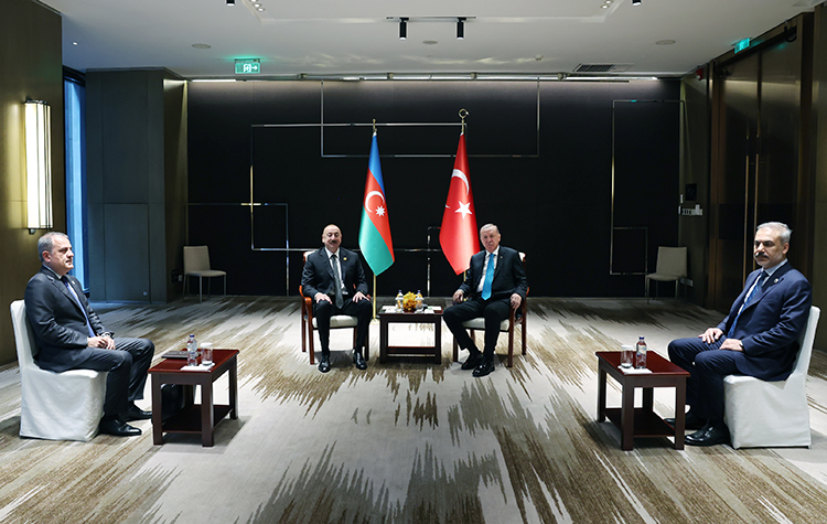 Cumhurbaşkanı Erdoğan, Şanghay Zirvesi’nde liderlerle görüştü 1 Cumhurbaşkanı Erdoğan, Çin’in Tiencin şehrinde yoğun diplomasi trafiğini sürdürüyor.