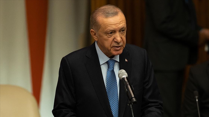 Cumhurbaşkanı Erdoğan: Net sıfır hedefi için dönüşüm sürecek 1 Cumhurbaşkanı Erdoğan, BM İklim Zirvesi’nde yaptığı konuşmada 2035 yılı için 466 milyon ton emisyon azaltımı hedeflediklerini açıkladı.
