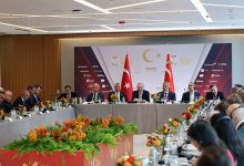 Cumhurbaşkanı Erdoğan, Türkevi’nde düzenlenen konferansta ABD ile ticaret hacmi hedefinin 100 milyar dolar olarak devam ettiğini belirtti.