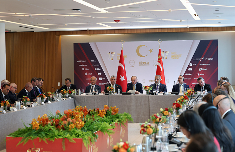 Cumhurbaşkanı Erdoğan: Trump’la 100 milyar dolarlık ticaret hedefimiz sürüyor 1 Cumhurbaşkanı Erdoğan, Türkevi’nde düzenlenen konferansta ABD ile ticaret hacmi hedefinin 100 milyar dolar olarak devam ettiğini belirtti.