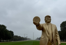 ABD Başkanı Donald Trump’ın elinde Bitcoin tuttuğu 3,5 metrelik altın renkli heykel, Washington’daki Kongre Binası önünde sergilenmeye başladı.