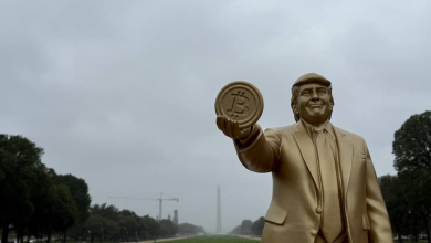 ABD Başkanı Donald Trump’ın elinde Bitcoin tuttuğu 3,5 metrelik altın renkli heykel, Washington’daki Kongre Binası önünde sergilenmeye başladı.