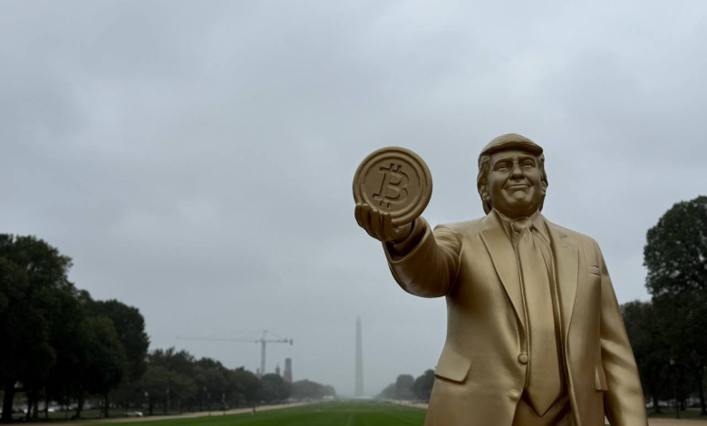 ABD Başkanı Donald Trump’ın elinde Bitcoin tuttuğu 3,5 metrelik altın renkli heykel, Washington’daki Kongre Binası önünde sergilenmeye başladı.
