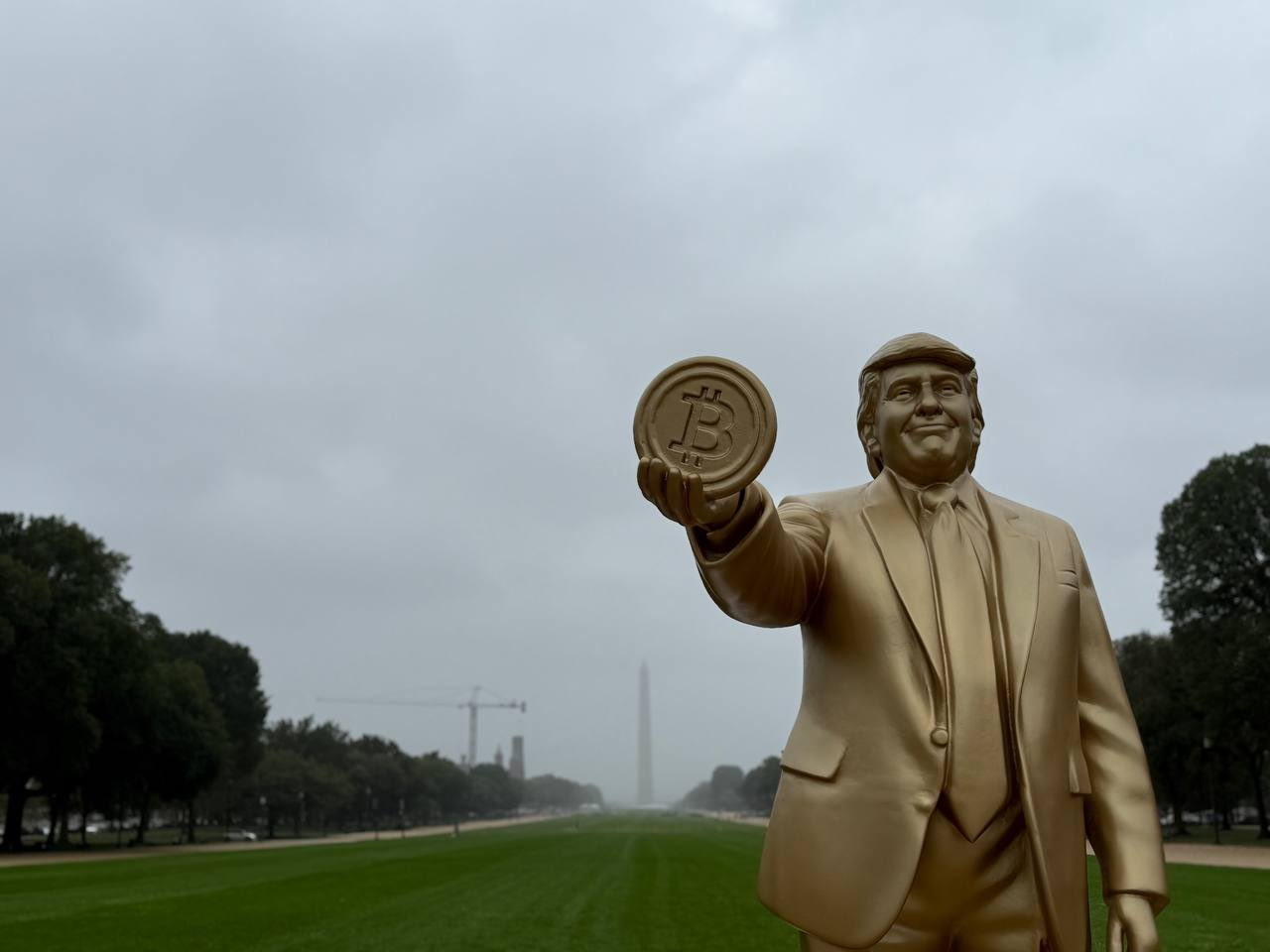 Donald Trump’ı Bitcoin tutarken gösteren ‘altın’ heykel Kongre Binası önüne dikildi 1 ABD Başkanı Donald Trump’ın elinde Bitcoin tuttuğu 3,5 metrelik altın renkli heykel, Washington’daki Kongre Binası önünde sergilenmeye başladı.