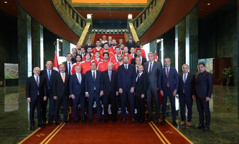 Cumhurbaşkanı Recep Tayyip Erdoğan, 12 Dev Adam'ı kabul etti 11 Cumhurbaşkanı Recep Tayyip Erdoğan, EuroBasket 2025’te gümüş madalya kazanan 12 Dev Adam’ı kabul etti