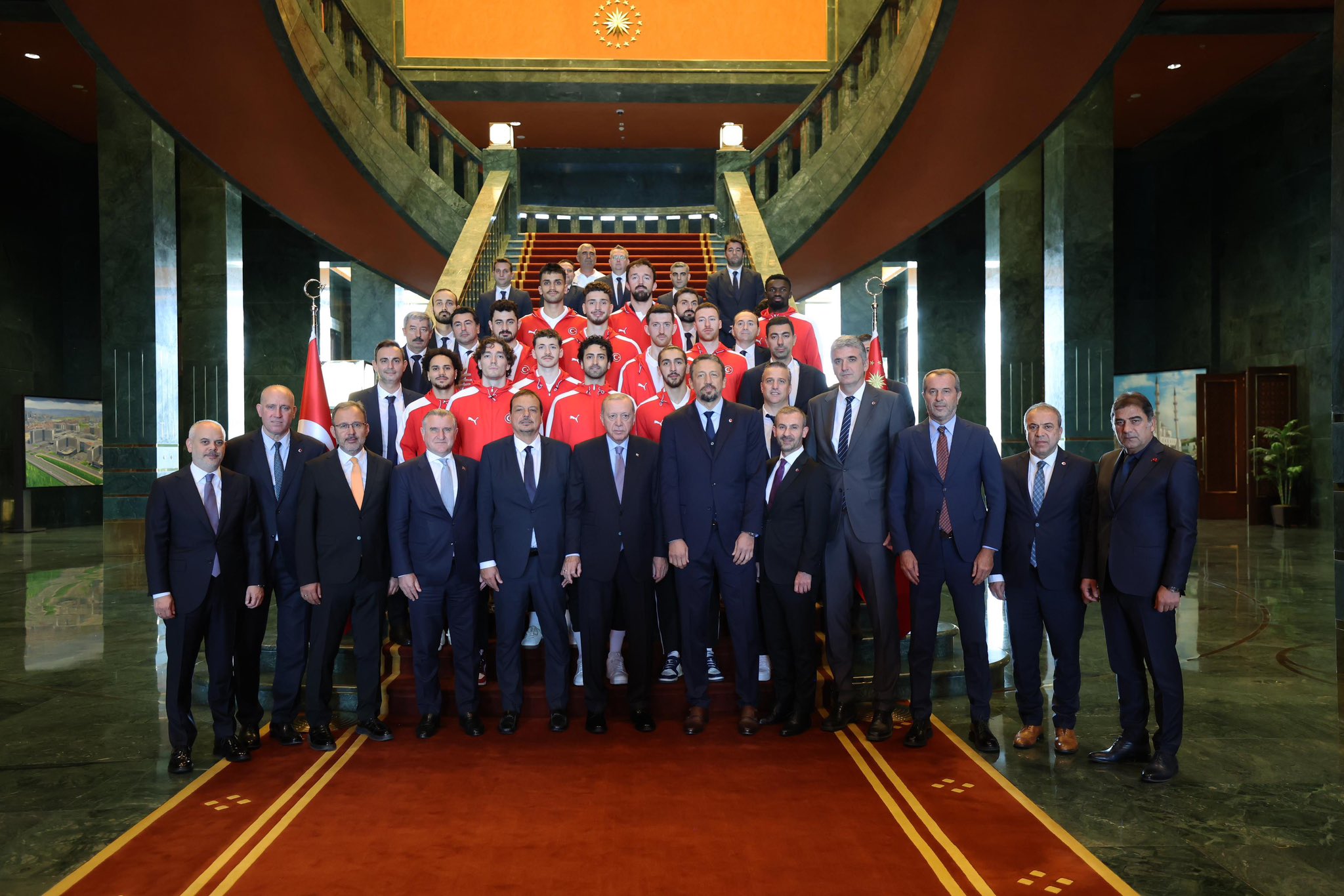 Cumhurbaşkanı Recep Tayyip Erdoğan, 12 Dev Adam'ı kabul etti 1 Cumhurbaşkanı Recep Tayyip Erdoğan, EuroBasket 2025’te gümüş madalya kazanan 12 Dev Adam’ı kabul etti