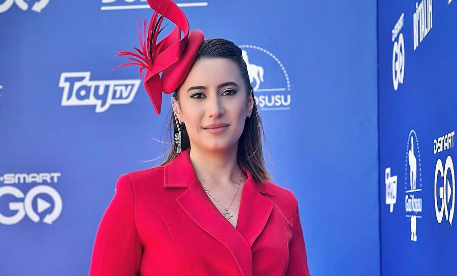 Esen Gök’ün ölümünde otopsi raporu tamamlandı 1 Bakırköy’deki evinde ölü bulunan yarış spikeri Esen Gök’ün otopsi raporunda vücudunda darp ve kesi izine rastlanmadığı belirtildi.