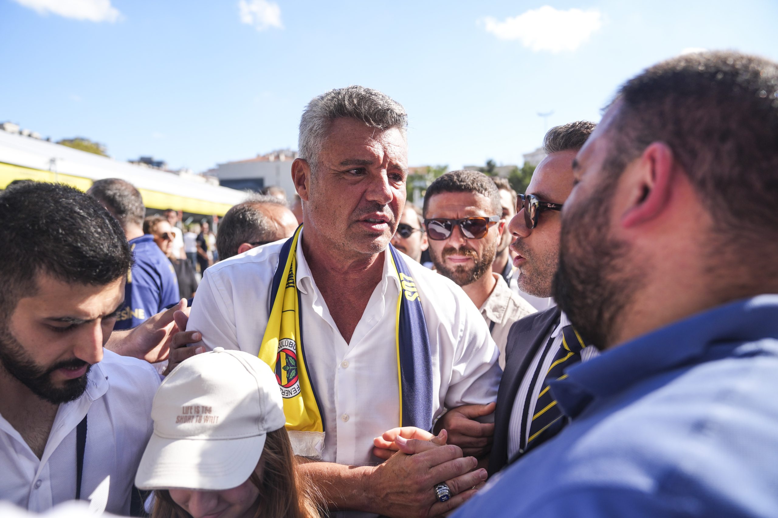 Fenerbahçe’nin yeni başkanı Sadettin Saran oldu 1 Fenerbahçe olağanüstü seçimli genel kurulunda kullanılan 24 bin 393 geçerli oyun 12 bin 325’ini alan Sadettin Saran, kulübün 38. başkanı seçildi.