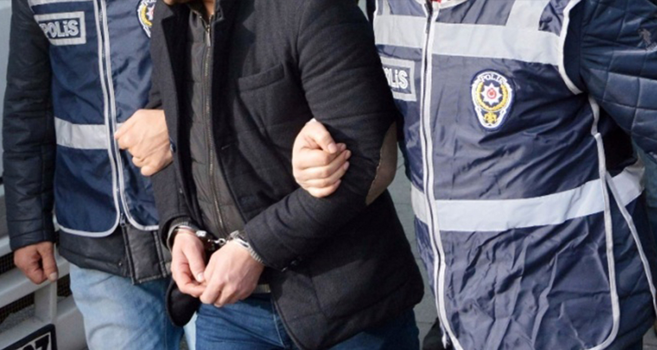 FETÖ’nün emniyet mahrem yapılanmasına operasyon: 16 gözaltı 1 İstanbul merkezli 14 ilde düzenlenen eş zamanlı operasyonda aralarında mahrem sorumlular ve aktif polislerin de bulunduğu 16 şüpheli yakalandı.