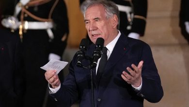 Fransa’da yaklaşık 9 aydır görevde olan Başbakan François Bayrou’nun azınlık hükümeti, Ulusal Meclis’te yapılan güven oylamasında 194 “evet”e karşı 364 “hayır” oyuyla düştü.